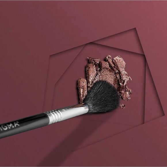 Sigma Beauty E40 Max Tapered Blending Brush - Picture 6 of 7